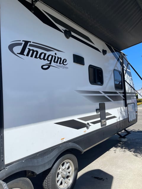 The Grand Design Imagine 2400BH is a popular choice for families or groups seeking a compact yet comfortable travel trailer. This model offers a practical layout that maximizes space without sacrificing amenities.