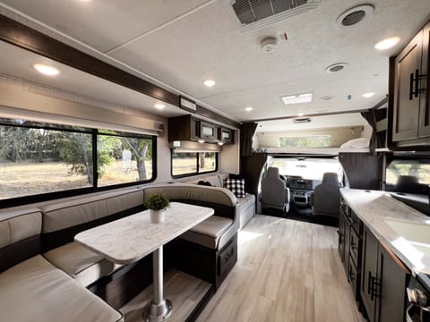 Coachmen Leprechaun - Fully Loaded Motorhome Drivable vehicle in Elk Grove