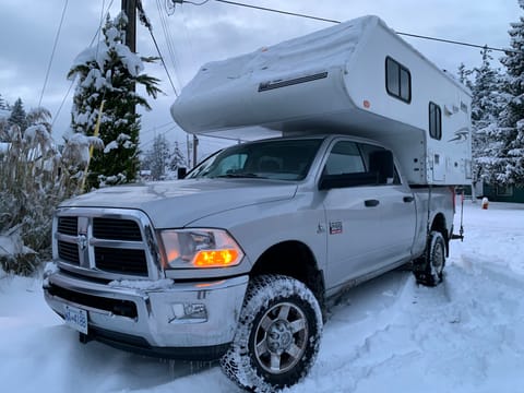 4x4 RAM 3500 with Lance Truck Camper (STARLINK INTERNET) Drivable vehicle in Nanaimo
