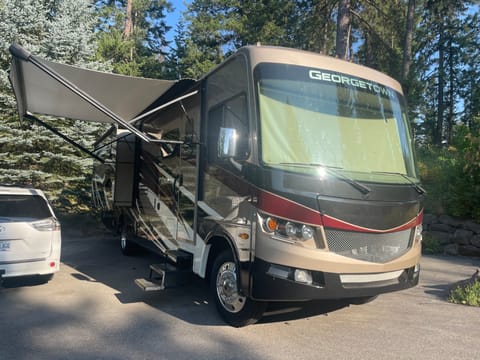 Ultimate Family Bunkhouse, King Bed w/ 2 Bathrooms, 3 Slides, Upgrades Drivable vehicle in Coeur dAlene