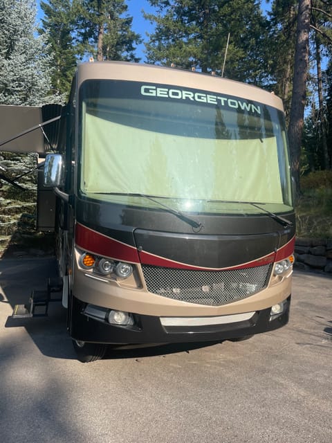 Ultimate Family Bunkhouse, King Bed w/ 2 Bathrooms, 3 Slides, Upgrades Drivable vehicle in Coeur dAlene