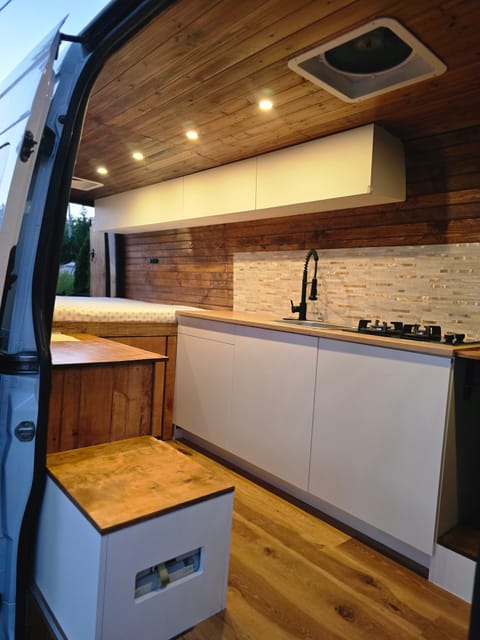 Adventure-Ready Sprinter 2500: Your Home on Wheels Drivable vehicle in Dunn Loring