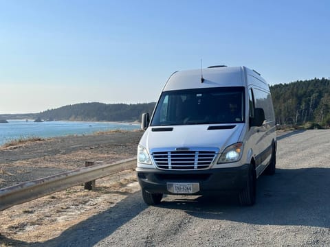 Adventure-Ready Sprinter 2500: Your Home on Wheels Drivable vehicle in Dunn Loring