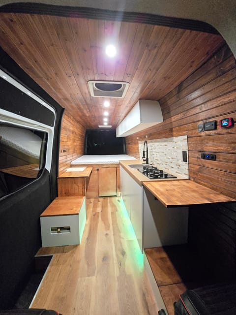 Adventure-Ready Sprinter 2500: Your Home on Wheels Drivable vehicle in Dunn Loring