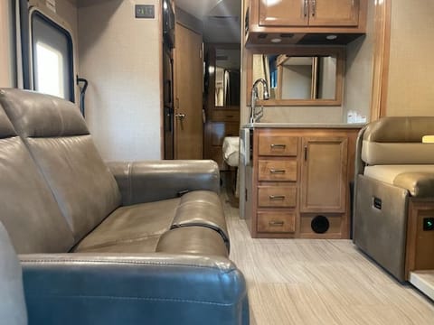 2019 Thor  Quantum / Mercedes Chassis   (PLEASE READ RULES & POLICIES) Drivable vehicle in Lake Elsinore