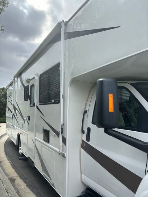 34ft Class C Dutchmen Kodiak Motorhome Perfect for All Adventures Drivable vehicle in Lemon Grove