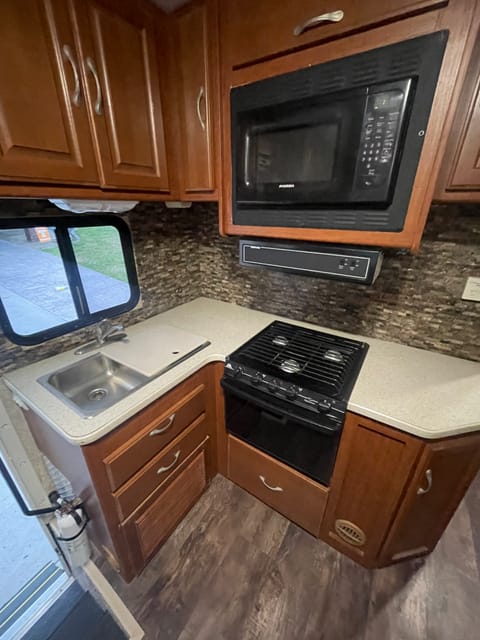 34ft Class C Dutchmen Kodiak Motorhome Perfect for All Adventures Drivable vehicle in Lemon Grove