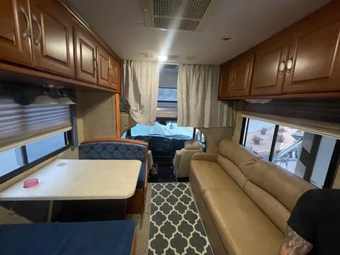 34ft Class C Dutchmen Kodiak Motorhome Perfect for All Adventures Drivable vehicle in Lemon Grove