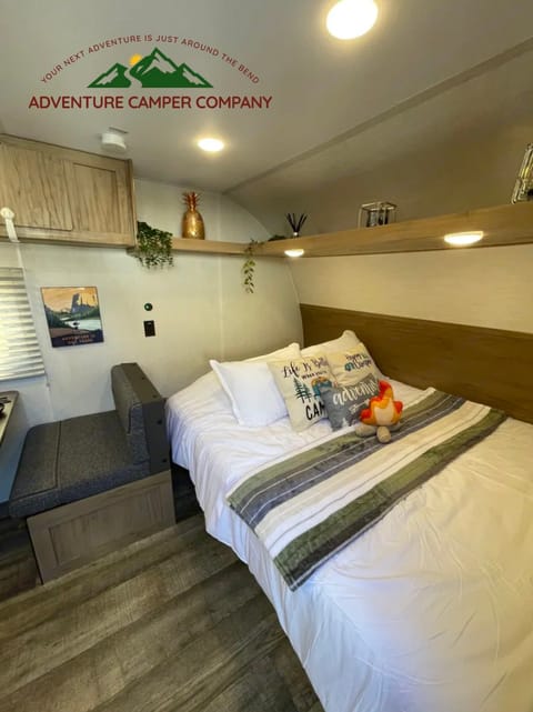 Skyview Voyager family-friendly bunkhouse for 5, pet & festival friendly Towable trailer in Shakopee