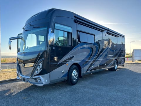 2022 American Coach Class A RV AMERICAN TRADITION 37S Drivable vehicle in Sausalito