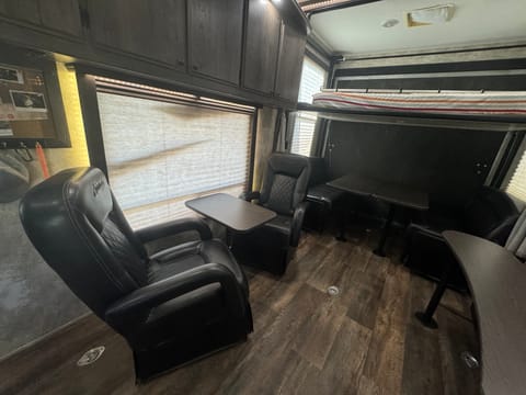 2018 5th Wheel Toy hauler Towable trailer in Cathedral City