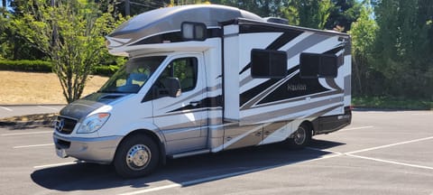 2014 Itasca Navion Drivable vehicle in Columbia City