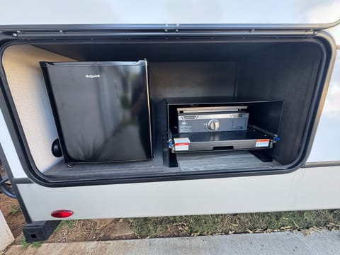 Outdoor kitchen and refrigerator 