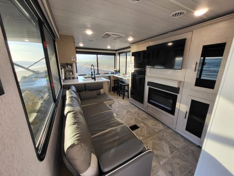 24 VIEW - Unforgettable Memories **DELIVERY ONLY** Towable trailer in Oxnard