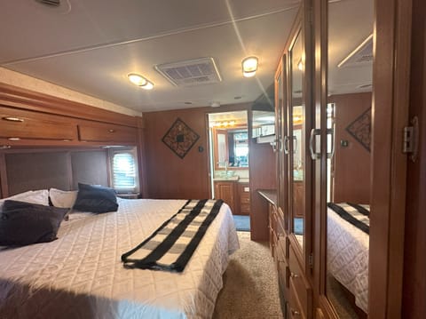 2012 Forest River Class A Luxuries motorhome for RENT. XL Series M-360DS Drivable vehicle in Lynnwood