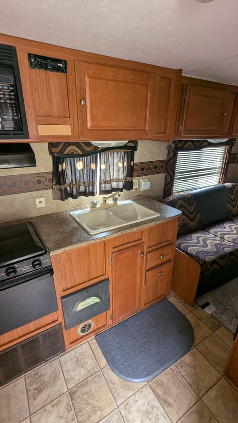 Comfy EZ Travel Trailer for 6 Towable trailer in Half Moon Bay