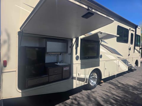 Winnebago Sunstar 29V Drivable vehicle in Casa Grande