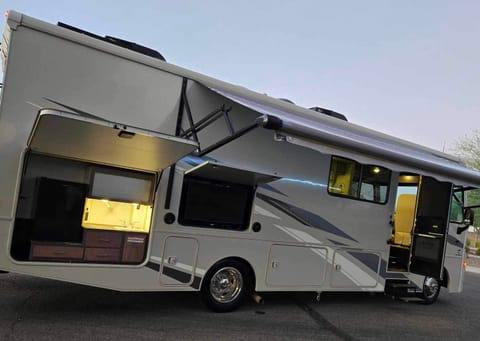 Winnebago Sunstar 29V Drivable vehicle in Casa Grande