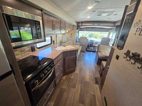 Winnebago Sunstar 29V Drivable vehicle in Casa Grande