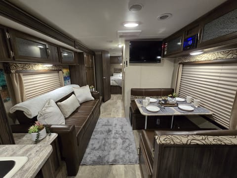 Coachmen Apex Ultra-Lite Towable trailer in Modesto