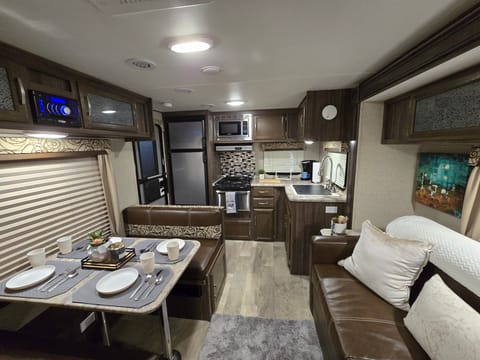 Coachmen Apex Ultra-Lite Towable trailer in Modesto