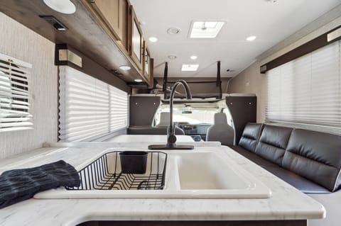 2021 Coachmen Leprechaun 270QB: Explore in Comfort and Style: Drivable vehicle in Laveen Village