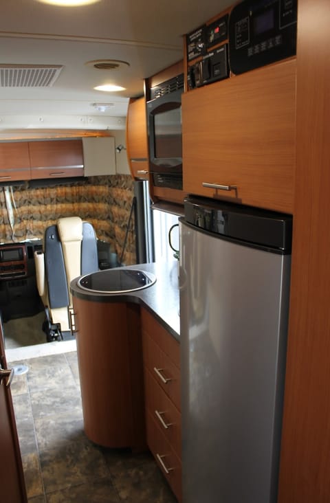 2012 Itasca Reyo 25T: Compact Comfort with Style Drivable vehicle in West Sacramento