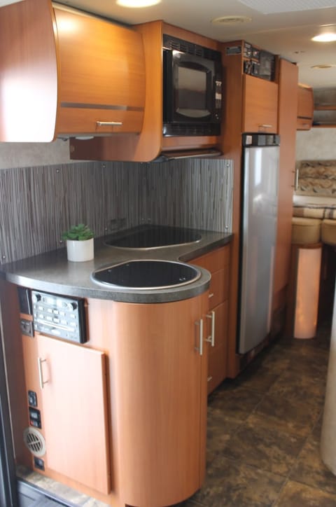 2012 Itasca Reyo 25T: Compact Comfort with Style Drivable vehicle in West Sacramento