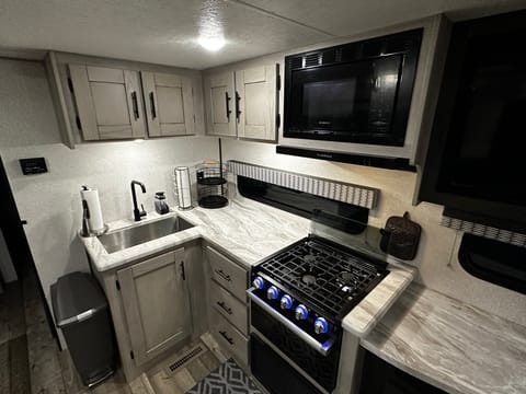 Spacious, clean and comfortable. 2022 28ft travel trailer Towable trailer in Murrieta