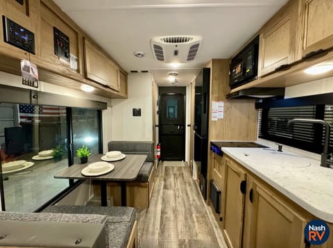 Fully loaded couples camper Remorque tractable in Cerritos