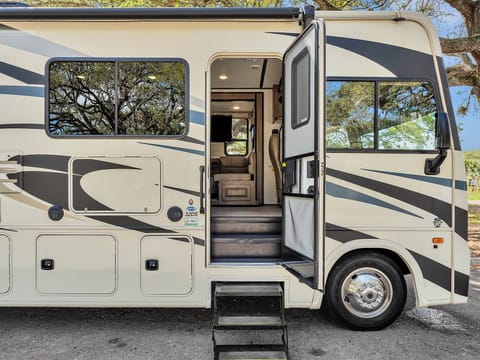 Glamping Alert! Beautiful Class A RV Drivable vehicle in Wildomar