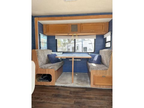 2005 Winnebago Minnie Winnie Drivable vehicle in Citrus Heights