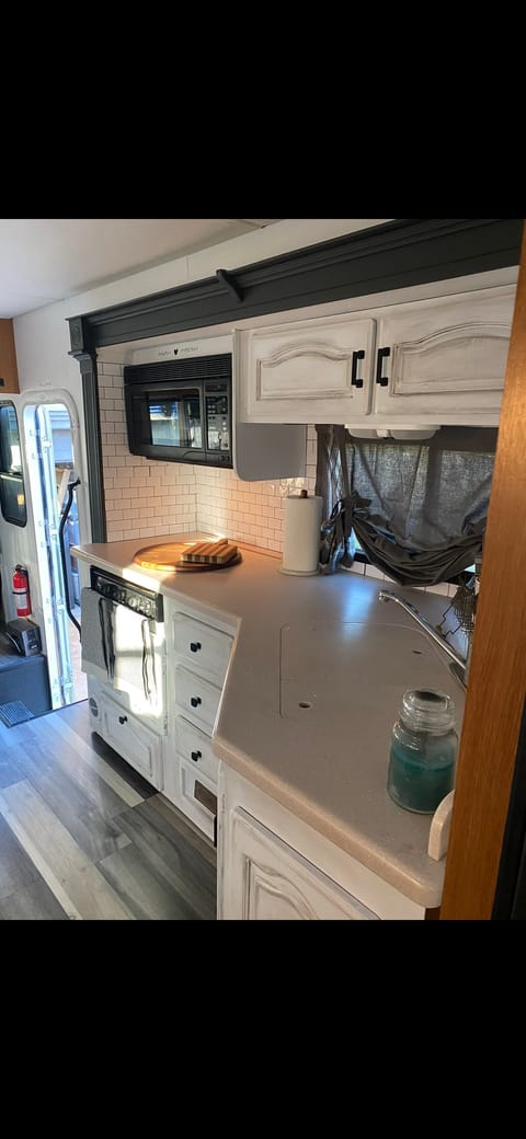 Remodeled 2007 motorhome sleeps 5 fully self contained delivery & set up Drivable vehicle in Oak View