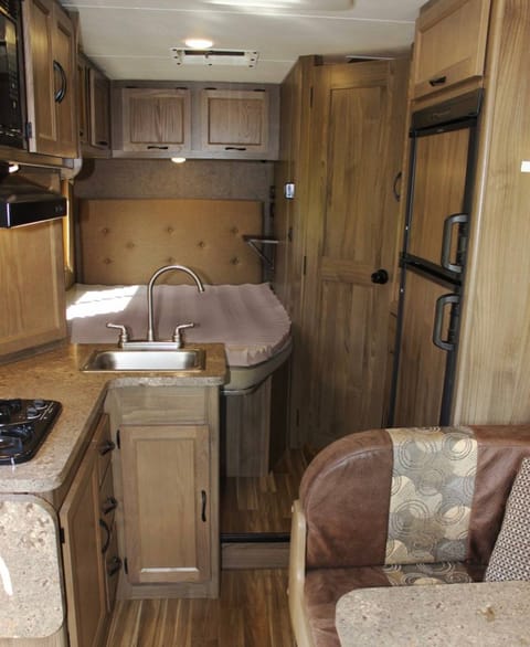 2017 Coachmen Freelander 20CB: Compact, Sleeps 6 Drivable vehicle in Laveen Village