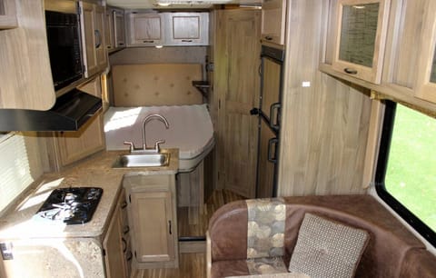 2017 Coachmen Freelander 20CB: Compact, Sleeps 6 Drivable vehicle in Laveen Village