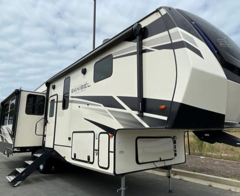 Glamping in your reach!! **DELIVERY AVAILABLE** Towable trailer in North Augusta