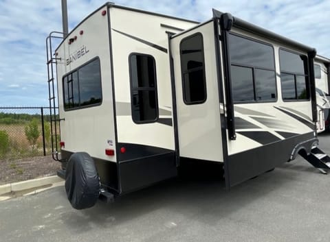 Glamping in your reach!! **DELIVERY AVAILABLE** Towable trailer in North Augusta