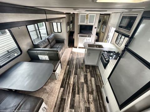 Family Friendly 'GLAMPER' Towable trailer in Lake Country