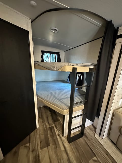 2024 Keystone 27ft *KING SIZE BED* BUNK HOUSE Towable trailer in Gilbert