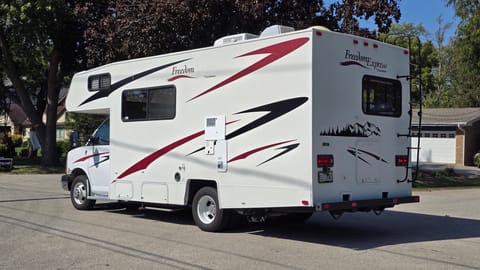 COACHMAN FREEDOM C-CLASS 23FT Véhicule routier in Wheeling