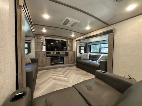 378- FL Salem front living luxury home on wheels (DELIVERY ONLY) Towable trailer in La Quinta