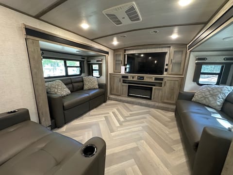 378- FL Salem front living luxury home on wheels (DELIVERY ONLY) Towable trailer in La Quinta