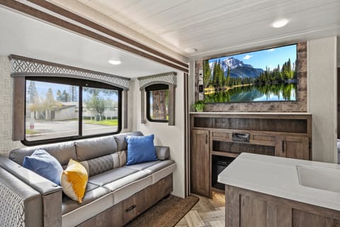 **Shasta Lake EVO | 🚐 Includes 50GB Starlink WiFi – Stay Connected Towable trailer in Rancho Cordova