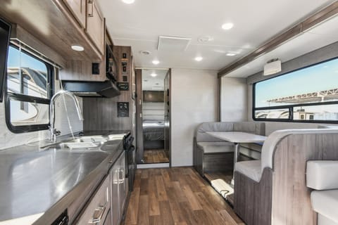 2020 Winnebago Minnie Winnie 31K: Spacious Family Adventure RV Drivable vehicle in Laveen Village