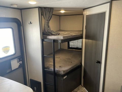 28FT RV Available for Rent – 2 Rooms / Sleeps 8 Towable trailer in Town N Country