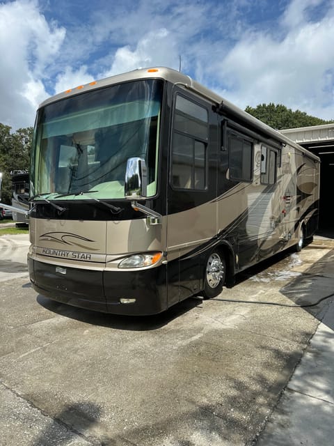 Luxury Newmar Motor Coach Drivable vehicle in Port Hope