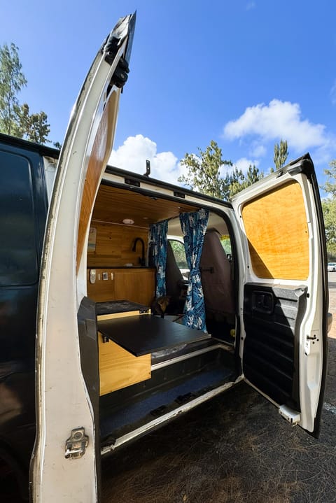 Pele Betty Welcomes You! Campervan in Kailua