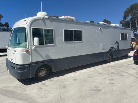 RV Surfs Luxury: King, Sleeper Sectional, 'GOT-TO-SEE' 4-Door Fridge & TV Drivable vehicle in El Cajon