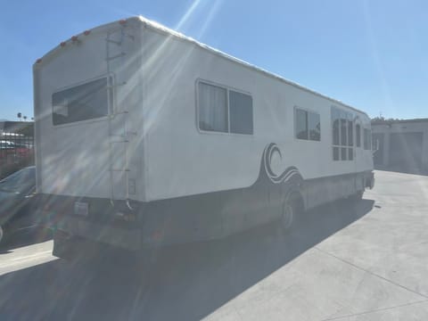 RV Surfs Luxury: King, Sleeper Sectional, 'GOT-TO-SEE' 4-Door Fridge & TV Drivable vehicle in El Cajon