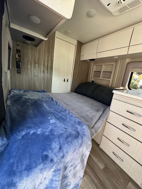 Easy living Thor rize 18g camper van Drivable vehicle in Encinitas